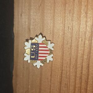 RARE VINTAGE US SKI TEAM SKIING PINBACK BUTTON PIN